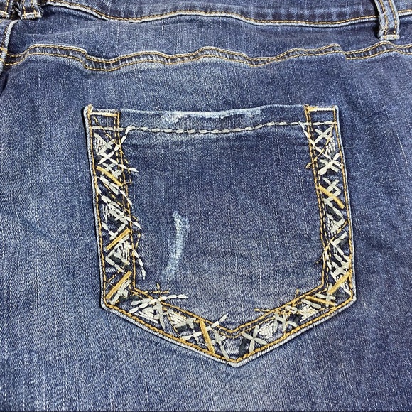 Maurices denim Capri Pants Sz 24 Distressed embroidered pockets capris p… - Picture 3 of 10